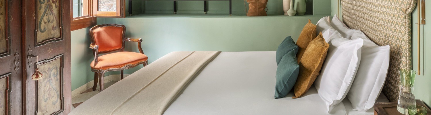 Sage green boutique bedroom - Hotel Riva, BZAR hotels in Venice